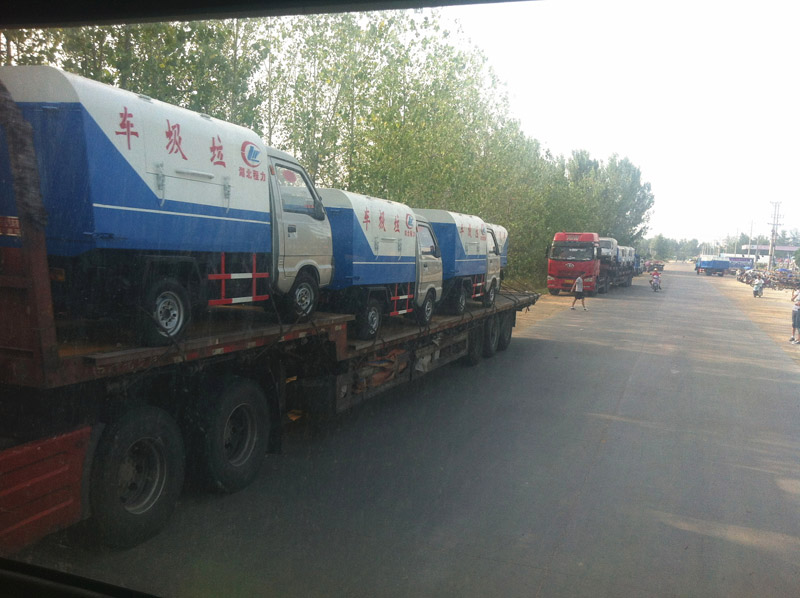 圖為準(zhǔn)備發(fā)車至山西的小型<a href=http://www.fjkjs.com/ljc target=_blank class=infotextkey>垃圾車</a>