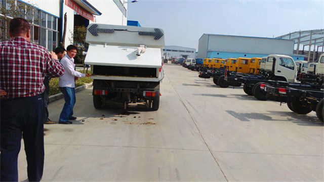內(nèi)蒙客商正在參觀五十鈴<a href=http://www.fjkjs.com/saoluche/ target=_blank class=infotextkey>掃路車</a>