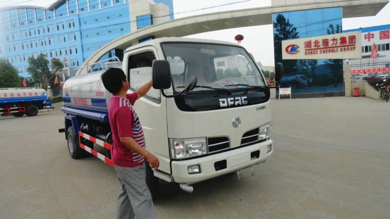 正在給5噸<a href=http://www.fjkjs.com/ssc target=_blank class=infotextkey>灑水車</a>做出廠前準(zhǔn)備