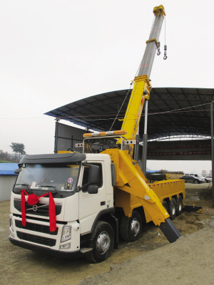 昨日，目前國內最大噸位的道路<a href=http://www.fjkjs.com/qzc/ target=_blank class=infotextkey>清障車</a>正式“落戶”貴陽。該清障車車價近300萬元，集吊裝、拖車于一體，最大起吊高度13.2米，最大拖牽重量54噸，最大起吊重量60噸，可安全快速地對交通事故中側翻的重型貨車、重型<a href=http://www.fjkjs.com/ygc/ target=_blank class=infotextkey>油罐車</a>等進行起吊、救援和拖運，及時恢復現場交通。曾秦 攝