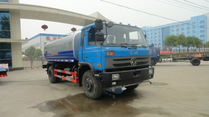 程力廠門 前的東風153<a href=http://www.fjkjs.com/ssc target=_blank class=infotextkey>灑水車</a>