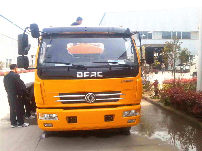 高壓清洗<a href=http://www.fjkjs.com/xifenche/ target=_blank class=infotextkey>吸糞車</a>正面圖